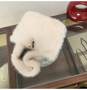 Detail der cremefarbenen Plüschtasche mit Holzknopf und weichem Kunstfell-Material