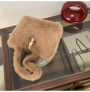 Detailaufnahme der flauschigen Plüschtasche mit Knebelverschluss und weicher Textur