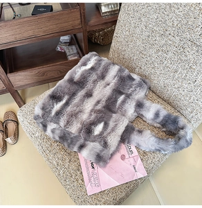Détail de la texture en fausse fourrure douce et du motif rayé gris de ce sac cabas peluche