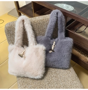 Detailansicht der Plüsch-Tragetaschen mit Hornknöpfen und Seilverschluss in Beige