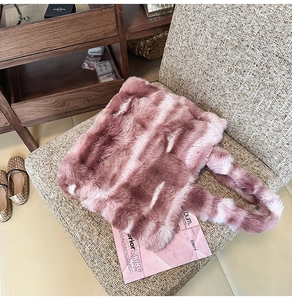 Vue détaillée du sac cabas en fausse fourrure rayée rose et crème sur une chaise