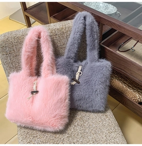Details von Plüsch-Tragetaschen in Rosa und Grau mit geflochtenem Seil und Holzknopf