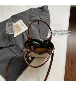 Intérieur spacieux du sac seau en toile montrant la capacité pour téléphone et portefeuille