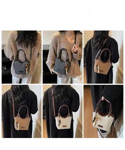 Détail des sacs seau en noir, café et beige avec glands en perles et bandoulières fines