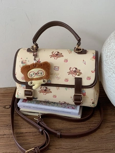 Sac à bandoulière rétro crème avec imprimés chiens vintage et breloque ours