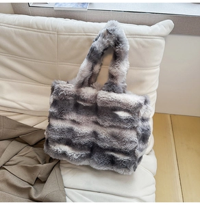 Gros plan d'un sac cabas en fausse fourrure à rayures grises et blanches style automne