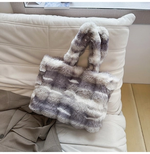 Détail du sac fourre-tout en peluche grise et blanche avec des anses larges et douces