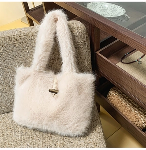 Detailansicht der flauschigen Plüschtasche mit Hornknopf Verschluss und weichem Griff