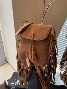 Sac bandoulière bohème en daim marron avec franges et bandoulière réglable pour femme