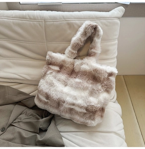 Gros plan du sac cabas en fausse fourrure pelucheuse avec motif marbré sur fond matelassé