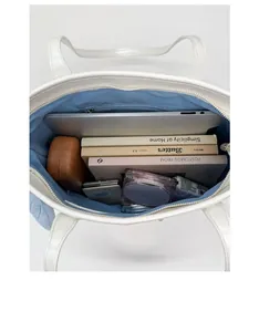 Vue intérieure du sac cabas rayé montrant la grande capacité pour un ordinateur
