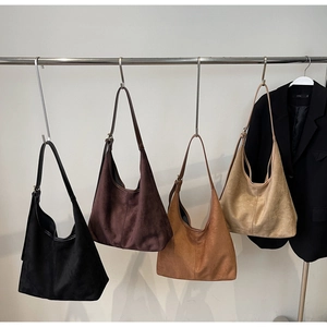 Vue détaillée de grands sacs hobo en daim présentés en quatre couleurs automnales