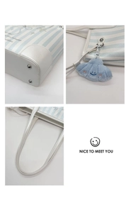 Détails du sac cabas à rayures bleues avec pendentif nuage et pieds en métal