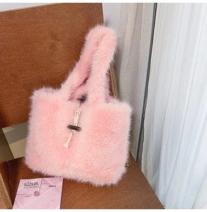 Rosa Kunstpelz-Handtasche mit weißem Knoten und dunklem Hornknopf-Verschluss