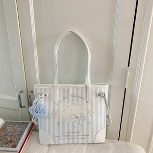 Détail du sac cabas rayé bleu avec imprimé Sea Moments et charm nuage doux