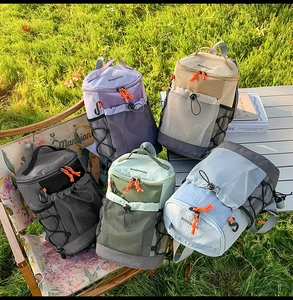 Sacs à dos de loisirs en plein air de couleurs variées posés sur une pelouse