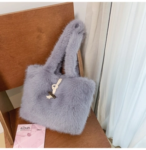 Detail der flauschigen Winter-Handtasche aus Kunstpelz mit Hornknopf-Verschluss