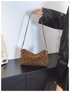 Women Suede Leopard Print Shoulder Bag Vintage Retro Underarm Bag With Star Pendant Daily Fashion Minimalist Handbag