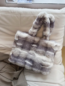 Sac Fourre-Tout en Peluche Grande Capacité pour Femmes Sac à Épaule en Fausse Fourrure Rayée Doux pour Automne Hiver Quotidien