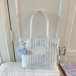 Détail du sac cabas à rayures bleues avec motifs de coquillages et texte Sea Moments