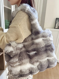 Sac cabas en fausse fourrure rayé gris et blanc avec large bandoulière pour l'hiver