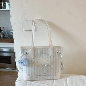 Détail du sac fourre-tout à rayures bleues et blanches avec imprimé coquillage
