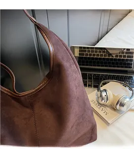 Détail du grand sac cabas en daim marron foncé avec bordure en cuir et texture très souple