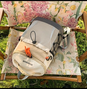 Détail macro d'un sac à dos de voyage avec cordon de serrage et mousqueton de randonnée