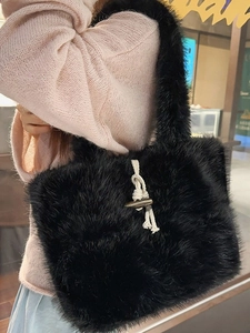 Damen Wintertasche aus Kunstpelz mit dekorativem Hornknopf und cremefarbenem Seildetail