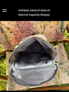 Vue détaillée de l'intérieur d'un grand sac à dos kaki avec compartiments et poche zippée