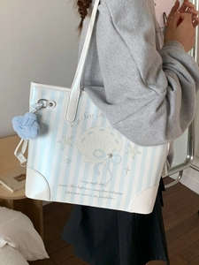 Sac fourre-tout à rayures bleues et blanches avec motifs marins et charm nuage