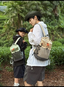 Détail du sac à dos de randonnée avec cordons élastiques, poches et chapeau assorti