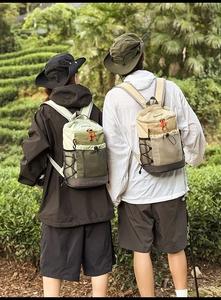 Détail de sacs à dos de voyage avec cordons élastiques et poches filet en pleine nature