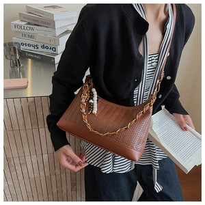 Sac seau en cuir tressé marron avec bandoulière chaîne et pendentif en perles de bois