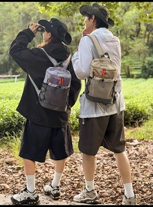 Sacs à dos de randonnée en violet et kaki présentés dans un décor de forêt naturelle