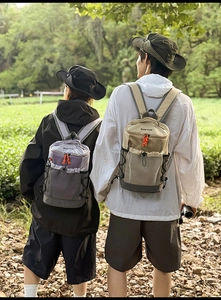 Détail du sac à dos de randonnée en kaki et gris-violet dans un cadre naturel forestier