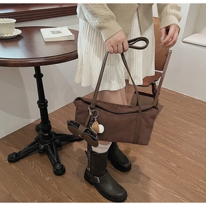 Détail du sac vintage mat avec mini porte-monnaie et pendentif en forme de coquille