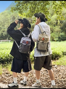 Duo de randonneurs portant de grands sacs à dos en nylon avec poches filet en forêt