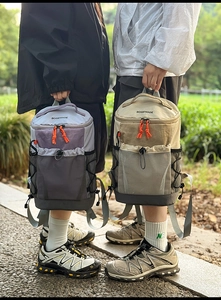 Sacs à dos de randonnée gris-violet et kaki avec poches filet et poignées robustes