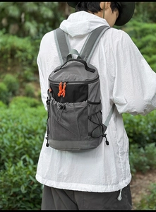 Sac à dos de randonnée gris foncé avec poche en filet respirant et cordon réglable