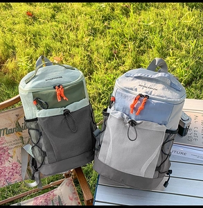 Détail de sacs à dos de randonnée légers en nylon imperméable avec filet et cordons