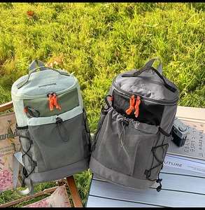 Détails de sacs à dos de randonnée légers en vert menthe et gris sur l'herbe