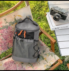 Sac à dos de voyage sur une chaise pliante avec un appareil photo vintage et des livres