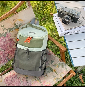 Détail d'un sac à dos extérieur avec poche filet et fermetures éclair orange