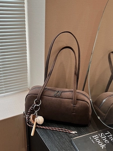 Vintage Wildleder Baguette Achseltasche Für Damen Retro Mattierte Umhängetasche Mit Baseball Anhänger Mode Lässig Handtasche