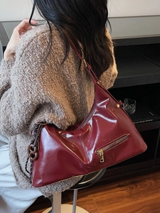 Sac sous le bras vintage bordeaux en cuir synthétique avec zip et pendentif tressé