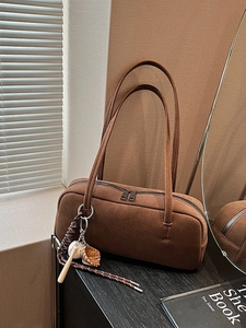 Retro dunkelbraune Wildleder-Schultertasche mit Baseball-Anhängern und Metall-Reißverschluss