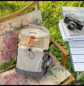 Sac à dos camping extérieur avec tissu contrasté beige gris et détails de zip orange