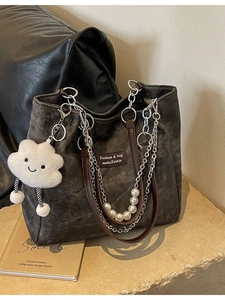 Retro Große Kapazität Tragetasche PU Leder Mit Silberkette Künstliche Perlendekoration Und Wolken Plüschanhänger Damen Mode