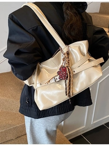Grand sac à épaule rétro beige brillant pour femme avec pendentif ours décoratif